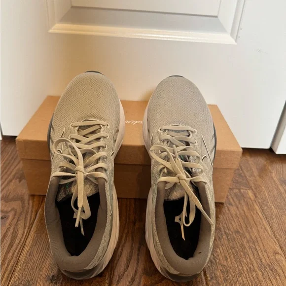 Brand New Mizuno Women’s Sneakers - Picture 3 of 8